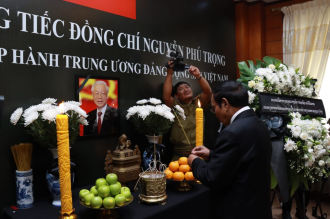Leaders Lay Wreaths, Sign Condolence Book for Comrade Nguyen Phu Trong 